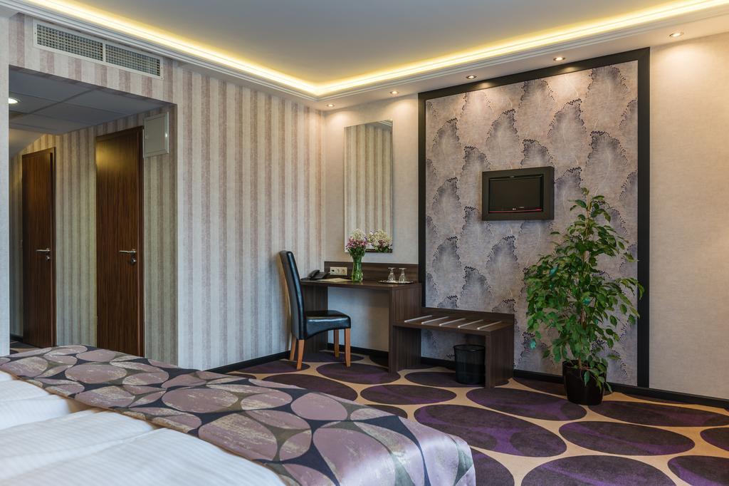 Victoria Garden Hotel Es Etterem Nyíregyháza 外观 照片