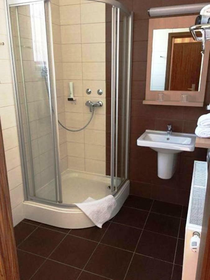 Victoria Garden Hotel Es Etterem Nyíregyháza 外观 照片